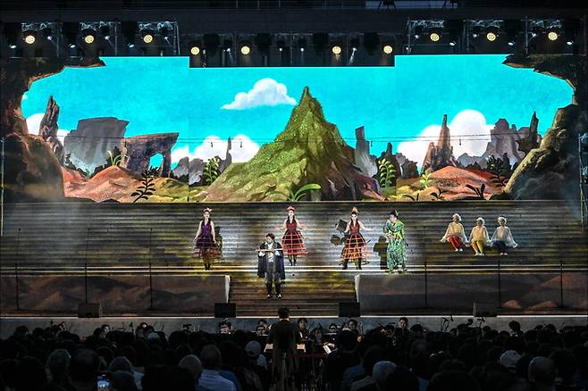 1일 광화문광장과 맞닿은 서울 세종문화회관 중앙계단을 활용해 열린 서울시오페라단 야외 오페라 ‘마술피리’ 한 장면. 공연은 2일까지 이틀간 열려 무료 좌석 총 2000석이 꽉 찼고, 시민 누구나 관람할 수 있었다. 사진제공=세종문화회관