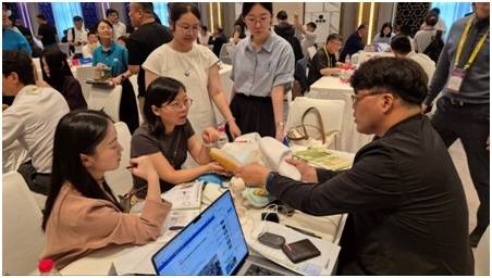 이지웹피아의 배정홍 대표가 제21회 한국수입박람회  글로벌 유통세미나에서 해외 인플루언서 활동 및 동향에 대해 설명하고 있다. [사진제공 = 이지웹피아]