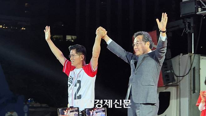 김문수 국민의힘 대선후보(왼쪽)와 이낙연 새미래민주당 상임고문(오른쪽)이 2일 서울시청 앞 서울광장에서 열린 김 후보의 피날레 유세에서 지지를 호소하고 있다. [이상현 기자]