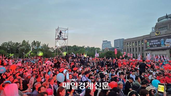 2일 서울시청 앞 서울광장에서 열린 김문수 국민의힘 대선후보의 피날레 유세를 보기 위해 본행사 시작 1시간여 전부터 지지자들이 대거 모여든 모습. [이상현 기자]