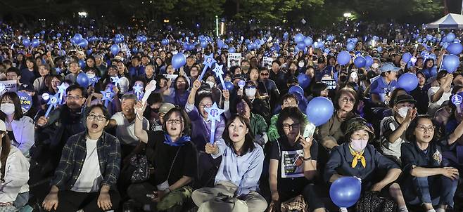 대선을 하루 앞둔 2일 더불어민주당 이재명 대선 후보의 마지막 유세가 열린 서울 여의도공원 문화 마당을 가득 메운 시민들이 응원봉을 흔들며 이 후보의 연설을 들으며 환호하고 있다. [사진 출처 = 연합뉴스]