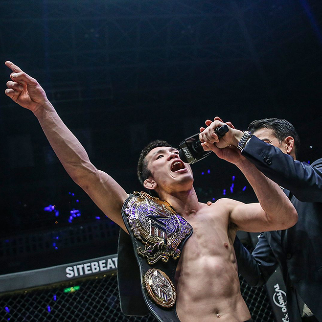 아오키 신야가 2019년 3월 일본식 씨름 스모의 성지로 불리는 도쿄 료고쿠 고쿠기칸에서 제6대 ONE 라이트급 챔피언으로 등극한 소감을 말하고 있다. 사진=Group One Holdings Pte. Ltd