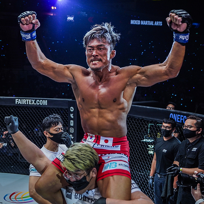 아시안게임 유도 금메달리스트 겸 K-1 Hero‘s 8강 토너먼트 우승자 아키야마 요시히로(한국어명 추성훈)가 2022년 3월 원챔피언십 10주년 기념 싱가포르대회에서 ONE 및 Dream 챔피언 아오키 신야를 꺾은 후 감격하고 있다. 사진=Group One Holdings Pte. Ltd