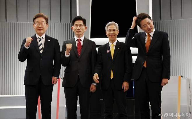 (서울=뉴스1) 국회사진기자단 = 이재명 더불어민주당(왼쪽부터), 김문수 국민의힘, 권영국 민주노동당, 이준석 개혁신당 대통령 후보가 23일 서울 영등포구 KBS본관 스튜디오에서 중앙선거방송토론위원회 주관 제21대 대통령선거 2차 후보자 토론회 시작에 앞서 기념 촬영을 하기 위해 자리하고 있다. 2025.5.23/뉴스1 Copyright (C) 뉴스1. All rights reserved. 무단 전재 및 재배포, AI학습 이용 금지. /사진=(서울=뉴스1) 국회사진기자단