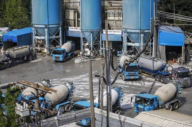 [서울=뉴시스] 정병혁 기자 = 1일 서울의 한 레미콘 공장에 믹서트럭이 정차되어 있다.    5월 수도권 아파트 분양가격이 지난해보다 높아진 가운데 공사비와 토지비 동반 상승이 분양가 상승에 영향을 줬다는 분석이 나왔다. 올해 1분기 각 건설사별 사업보고서를 분석한 결과 10대 건설사 평균 레미콘 매입 단가는 1㎥당 9만2496원으로 작년 말 이후 6.70% 올랐다. 한국부동산원 자료에 따르면 올해 1~5월 전국 땅값 상승률은 0.66%로 지난해 동기간 0.05% 대비 0.61%포인트(p) 상승했다. 수도권은 올해 이보다 높은 0.85% 상승했으며, 작년과 비교하면 0.79%p 오른 수치다.  이처럼 공사비와 토지비가 오르면서 분양가격을 밀어올린 것으로 나타났다. 2024.07.01. jhope@newsis.com /사진=정병혁