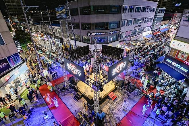 ▲지난해 10월 25일 시에서 개최된 만두축제 모습/사진제공=원주시