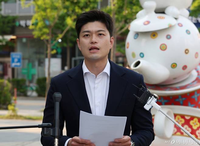 (화성=뉴스1) 김영운 기자 = 김용태 국민의힘 비상대책위원장이 30일 오후 경기 화성시 동탄역 인근에서 사전투표 관련 긴급기자회견을 하고 있다. 2025.5.30/뉴스1  Copyright (C) 뉴스1. All rights reserved. 무단 전재 및 재배포,  AI학습 이용 금지. /사진=(화성=뉴스1) 김영운 기자