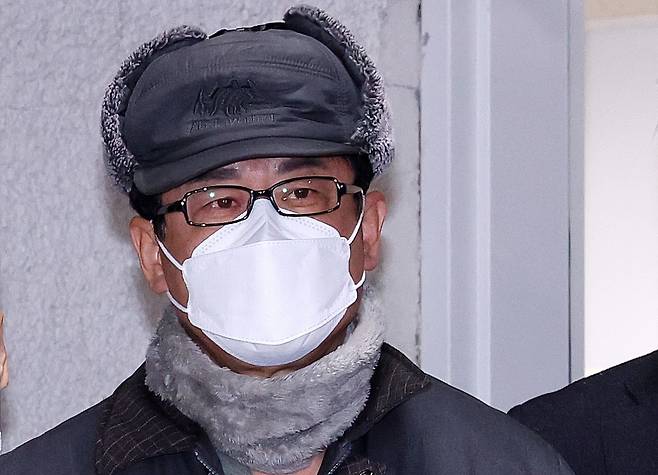 12·3 비상계엄 사태를 사전에 모의한 혐의를 받는 노상원 전 정보사령관이 지난해 12월24일 서울 은평구 서부경찰서에서 검찰로 송치되고 있다.  민간인 신분인 노 전 사령관은 박근혜 정부에서 정보사령관을 지낸 인물로 육군사관학교 선배인 김용현 전 국방부 장관을 도와 포고령을 작성하는 등 계엄을 사전에 기획한 혐의를 받고 있다./사진=뉴스1