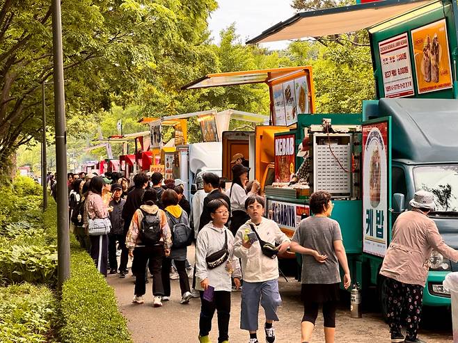 서울국제정원박람회에 참여해 푸드트럭을 찾은 시민들/사진=서울시
