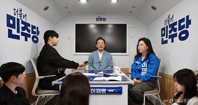 [하동=뉴시스] 권창회 기자 = 이재명 더불어민주당 대선 후보가 15일 경남 하동군 영호남 화합 다목적 광장에 마련된 버스 스튜디오에서 유튜브 라이브 K-이니셔TV 케미폭발 '동서화합' 라이브를 촬영한 뒤 취재진 질의에 답하고 있다.(공동취재) 2025.05.15. photo@newsis.com /사진=