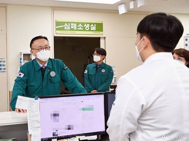 [서울=뉴시스] 이한경 행정안전부 재난안전관리본부장이 26일 충북 청주의료원을 방문해 '코로나 재유행' 대응 및 응급의료상황을 점검하고 있다. (사진=행정안전부 제공) 2025.05.26. photo@newsis.com *재판매 및 DB 금지 /사진=