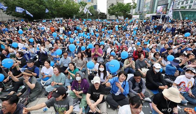 [성남=뉴시스] 권창회 기자 = 2일 경기 성남시 야탑역 광장에서 열린 이재명 더불어민주당 대선후보의 유세에서 지지자들이 환호하고 있다. 2025.06.02. kch0523@newsis.com /사진=권창회
