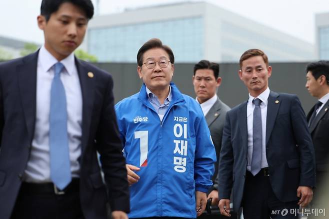 (서울=뉴스1) 이재명 기자 = 이재명 더불어민주당 대통령 후보가 제21대 대통령선거를 하루 앞둔 2일 오후 서울 강서구 서울식물원 마곡나루광장에 입장하고 있다. 2025.6.2/뉴스1  Copyright (C) 뉴스1. All rights reserved. 무단 전재 및 재배포,  AI학습 이용 금지.