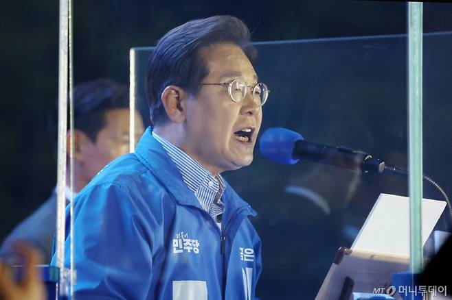 [서울=뉴시스] 조성우 기자 = 이재명 더불어민주당 대선후보가 2일 오후 서울 영등포구 여의도공원 문화의마당에서 열린 집중유세에서 지지를 호소하고 있다. 2025.06.02. xconfind@newsis.com /사진=조성우