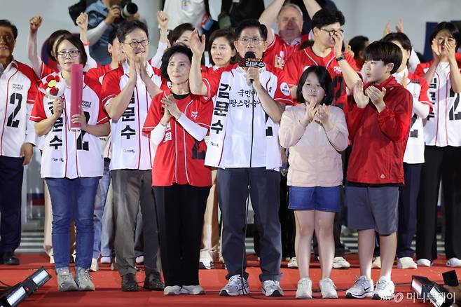 [서울=뉴시스] 권창회 기자 = 김문수 국민의힘 대선 후보가 2일 서울 중구 서울시청 광장에서 열린 파이널유세에서 지지호소를 하고 있다. 2025.06.02. kch0523@newsis.com /사진=권창회