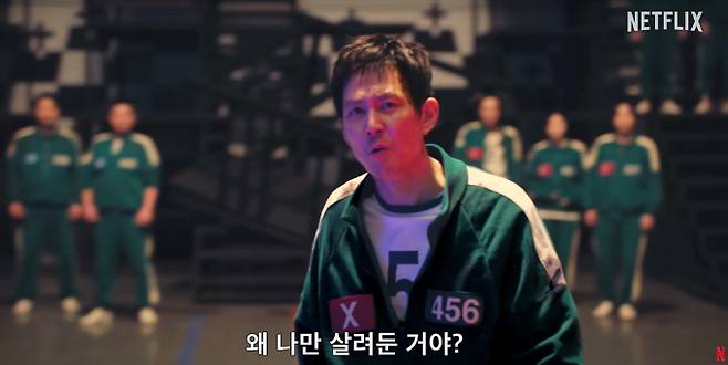 글로벌 메가히트 드라마 넷플릭스 시리즈 '오징어 게임 시즌3' 마지막 예고편을 공개했다.사진은 넷플릭스 시리즈 '오징어게임 시즌3' 공식 메인 예고편에서 이정재가 질문을 하는 모습.  /사진=유튜브 채널 넷플릭스코리아 오징어개임시즌3 예고편 캡처