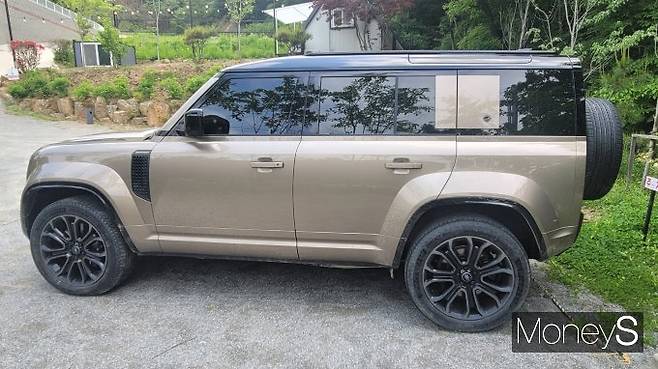 올 뉴 디펜더 OCTA의 외모는 거친 오프로드 주행능력과 달리 깔끔한 느낌을 선사한다. /사진=김창성 기자