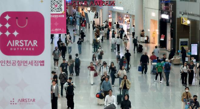 신라면세점과 신세계면세점은 인천지방법원에 인천국제공항점 임차료 인하 조정 신청을 제기한 가운데 2일 첫 심리가 열린다. 인천국제공항 내 면세점 구역에서 공항 이용객이 면세점을 지나고 있다. /사진=뉴시스