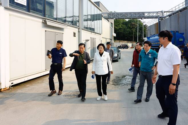 김경희 이천시장(앞줄 왼쪽서 3번째)이 민선 8기 핵심 사회간접자본(SOC) 사업 현장을 직접 방문해 사업 추진 상황을 점검하고 있다. /사진제공=이천시