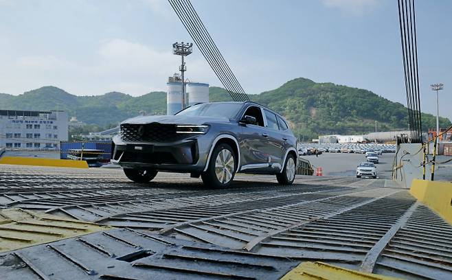 KG모빌리티와 르노코리아의 5월 판매량이 전년대비 늘었지만 GM한국사업장은 여전히 침체기다. 사진은 르노코리아의 그랑 콜레오스 중남미 수출 초도 물량 선적 모습. /사진=르노코리아