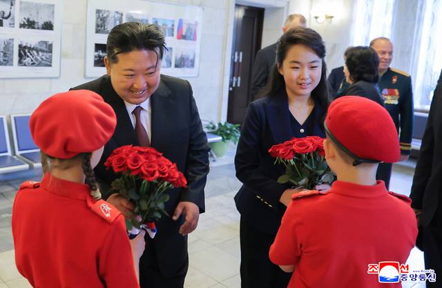 김정은 북한 국무위원장이 소련의 제2차 세계대전 승리(전승절) 80주년을 맞아 지난 5월 9일 딸 주애와 함께 평양 주재 러시아 대사관을 방문한 모습. 연합뉴스