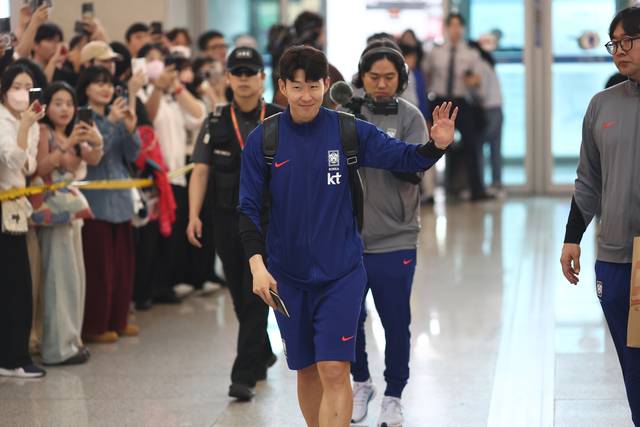 미소짓는 캡틴  : 축구대표팀의 주장 손흥민이 2일 오전 인천국제공항에서 이라크 원정길을 배웅 나온 팬들에게 환한 미소를 지으며 손을 흔들고 있다.  연합뉴스