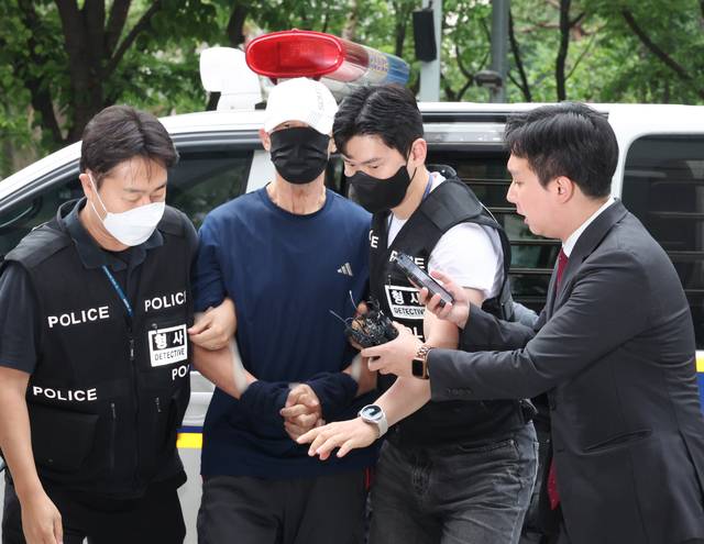 방화용의자 영장심사… 지난달 31일 서울 지하철 5호선 열차에 불을 지른 60대 남성 원모 씨가 2일 오전 구속 전 피의자 심문(영장실질심사)을 받기 위해 서울남부지법에 출석하고 있다.  연합뉴스