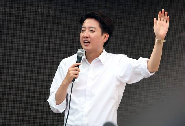 이준석 개혁신당 대선 후보가 28일 오후 서울 강남구 강남역 일대에서 열린 유세에서 지지를 호소하고 있다. 뉴시스