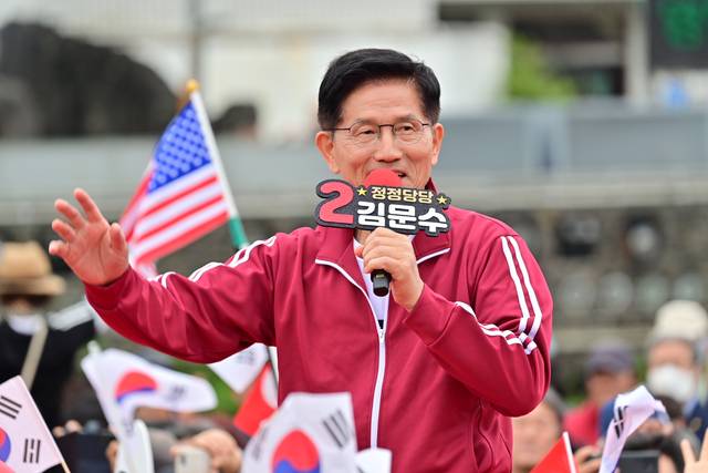 김문수 국민의힘 대선 후보가 2일 오전 제주시 동문로터리에서 유세를 하고 있다. 연합뉴스(제주도사진기자회)