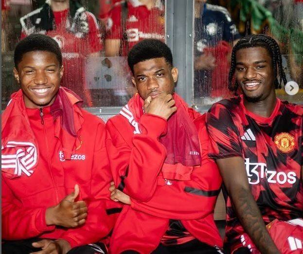 홍콩전에서 벤치에서 웃고있는 맨유 선수들./맨유 홈피