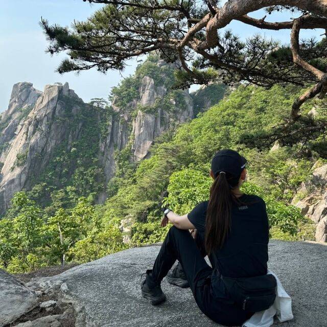 모델 한혜진이 산 정상에서 모델 포스를 뽐냈다. / 한혜진 인스타그램 캡처