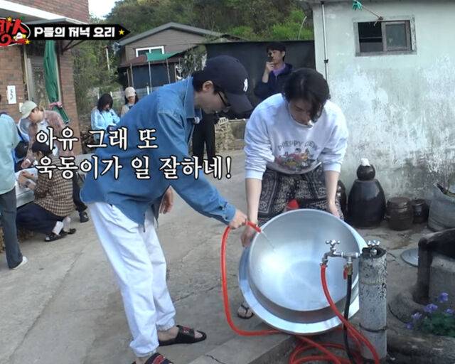 이동욱이 멤버들의 저녁 식사를 위해 궂은일을 마다하지 않았다. / 유튜브' 깡촌카스' 캡처