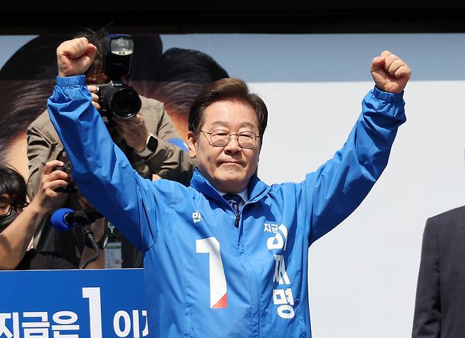 이재명 더불어민주당 대선 후보가 지난달 12일 서울 광화문 청계광장에서 첫번째 선거 유세를 하고 있다.  이상섭 기자