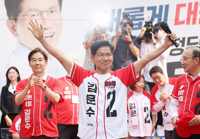 국민의힘 김문수 대선 후보가 1일 서울 서대문구 신촌역에서 열린 집중유세에서 지지를 호소하고 있다. <연합>