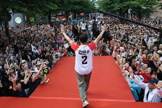 국민의힘 김문수 대선 후보가 1일 서울 서대문구 신촌역에서 열린 집중유세에서 지지를 호소하고 있다.  <연합>