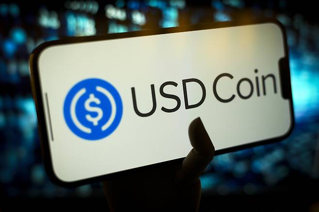 미국 의회에서 스테이블코인에 대해 운용 투명성 등을 명확히 한 지니어스법(GENIUS Act) 통과가 가시화한 가운데 USD코인 로고가 휴대폰 화면에 나타나 있다.  [게티이미지]