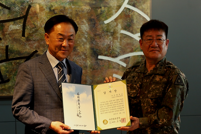 김기홍 교학부총장(사진왼쪽 )과 육군본부 관계자가 기념촬영하고 있다.[구미대 제공]