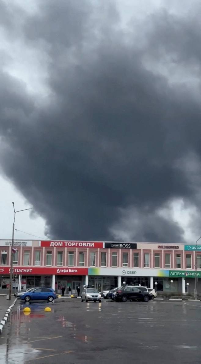 1일(현지시간) 러시아 무르만스크 지역에서 우크라이나의 드론 공격으로 연기가 피어오르고 있다. [로이터]