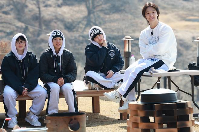 하이브, 에그이즈커밍, 플레디스 제공