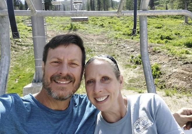 [서울=뉴시스] 하이킹 도중 미끄러져 300㎏의 바위에 깔린 미국의 한 남성이 3시간 만에 극적으로 구조됐다. (사진=사우스차이나모닝포스트 갈무리) 2025.05.30 *재판매 및 DB 금지