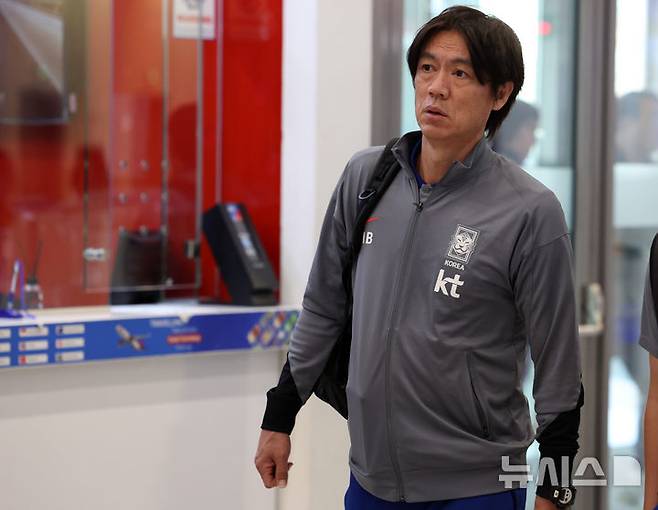 [쿠웨이트시티(쿠웨이트)=뉴시스] 이영환 기자 = 홍명보 축구 대표팀 감독이 지난해 11월17일 오후(현지시각) 쿠웨이트 국제공항에서 요르단으로 출국을 하기위해 이동 하고 있다.홍명보 감독이 이끄는 축구대표팀은 오는 19일 중립지역인 요르단 암만 국제경기장에서 팔레스타인과 2026 국제축구연맹(FIFA) 북중미 월드컵 아시아 3차 예선 B조 6차전을 치른다.  2024.11.17. 20hwan@newsis.com