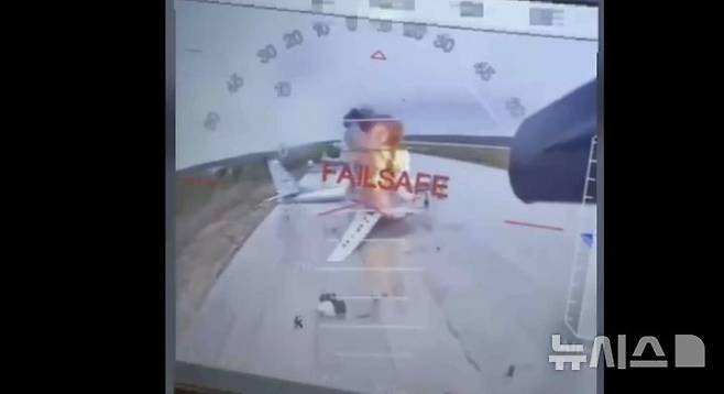 [AP/뉴시스] 우크라이나가 러시아와 2차 협상을 앞두고 러시아 내부 공군 기지 네 곳을 대규모 공격했다. 사진은 1일(현지 시간) 우크라이나 보안국이 공개한 영상에서 우크라이나 드론이 러시아 영토 깊숙이 침투해 전투기를 공격하는 모습. 2025.06.02.