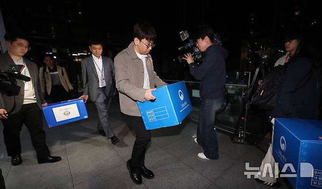 [인천=뉴시스] 전진환 기자 =  경기남부경찰청 신안산선 공사장 붕괴사고 수사전담팀 및 고용노동부 근로감독관들이 지난 4월 25일 경기도 광명시 신안산선 지하터널 공사장 붕괴 사고와 관련 시공사인 포스코이앤씨 인천 본사(인천 연수구)에서 압수수색을 마친 뒤 압수품을 옮기고 있다. 2025.04.25. amin2@newsis.com