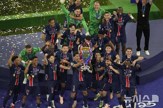 [뮌헨=AP/뉴시스]  = 31일(현지 시간) 독일 뮌헨 알리안츠 아레나에서 열린 유럽축구연맹(UEFA) 챔피언스리그(UCL) 결승전, 파리 생제르맹과 인터밀란의 경기에서 우승을 차지한 파리 생제르맹 선수들이 트로피를 들어올리고 있다. 2025.06.02. photo@newsis.com