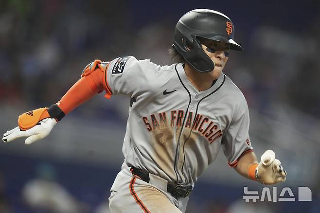 [마이애미=AP/뉴시스] 샌프란시스코 자이언츠의 이정후(가운데)가 지난달 31일(현지 시간) 미 플로리다주 마이애미의 론디포 파크에서 열린 2025 메이저리그 마이애미 말린스와의 경기 3회초 안타를 친 뒤 달리고 있다. 2025.06.01.