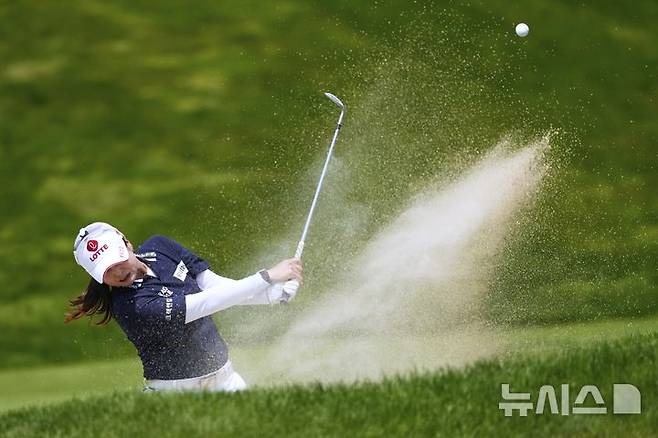 [위스콘신=AP/뉴시스] = 최혜진이 1일(현지 시간) 미국 위스콘신주 에린 힐스에서 열린 US 여자오픈 4라운드 9번홀에서 벙커샷을 하고 있다. 2025.06.02.