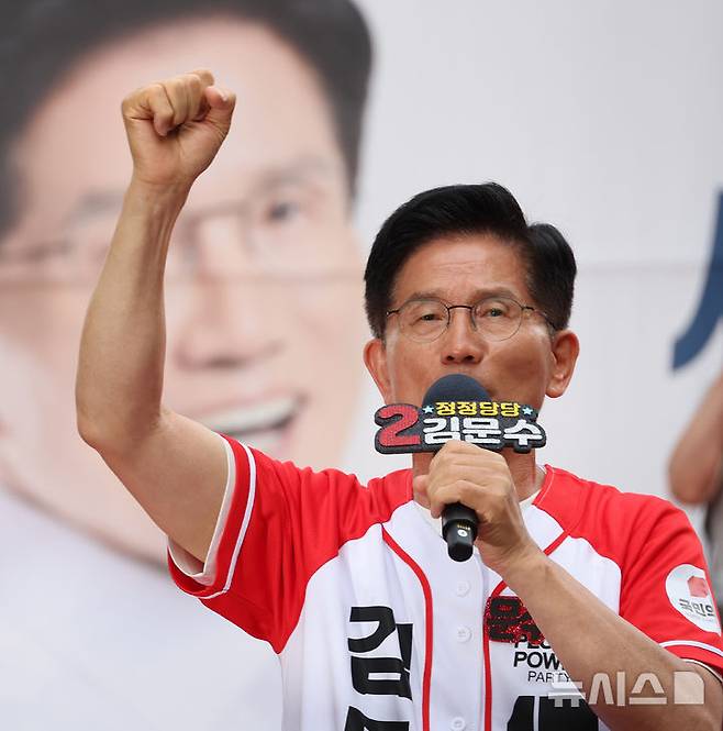 [서울=뉴시스] 권창회 기자 = 김문수 국민의힘 대선 후보가 1일 서울 서대문구 신촌역 인근에서 열린 집중유세에서 지지호소를 하고 있다. (공동취재) 2025.06.01. photo@newsis.com