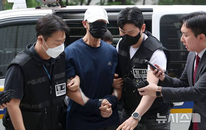 [서울=뉴시스] 김선웅 기자 = 서울 지하철 5호선 열차에 불을 지른 60대 남성 원 모씨가 2일 서울 양천구 서울남부지법에서 열린 현존전차방화치상 혐의 구속 전 피의자심문(영장실질심사)에 출석하고 있다.원 씨는 지난달 31일 여의나루역~마포역 터널 구간을 달리던 열차 안에서 휘발유를 뿌리고 옷가지에 불을 붙여 방화한 혐의를 받고 있다. 2025.06.02. mangusta@newsis.com