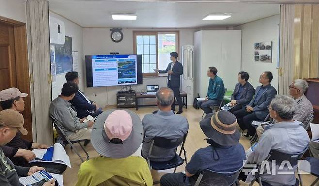 [남해=뉴시스]지난 4월 29일 경남도 남해군 미조면 항도마을회관에서 경남도와 남해군, 수산자원공단이 공동 추진하는 '항도해역 바다숲 조성사업 주민설명회'가 열리고 있다.(사진=경남도 제공) 2025.06.02. photo@newsis.com