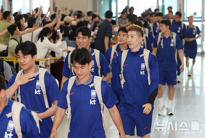 [인천공항=뉴시스] 김진아 기자 = 축구대표팀 조현우와 선수들이 2026 국제축구연맹(FIFA) 북중미 월드컵 아시아 3차 예선을 치르기 위해 2일 인천국제공항에서 이라크로 출국하고 있다. 2025.06.02. bluesoda@newsis.com